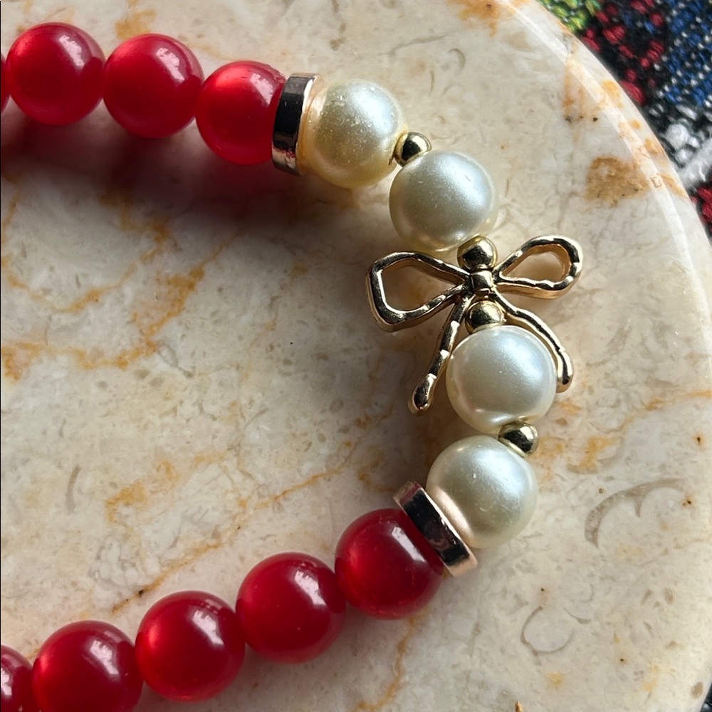 Elegant Red Catseye and Gold Bow Beaded Bracelet - Picture 2 of 4
